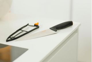 Nóż szefa kuchni w pokrowcu - 20 cm - FISKARS