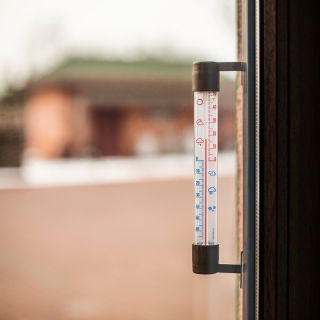 Termometr zewnętrzny brązowy z transparentną skalą - 230 x 26 mm