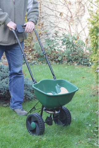 Siewnik ogrodowy na kółkach do nasion i nawozów - 15 litrów